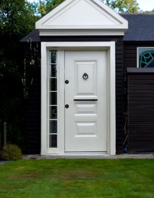 Ahşap Kabartmalı Yan Camlı Beyaz Villa Kapısı